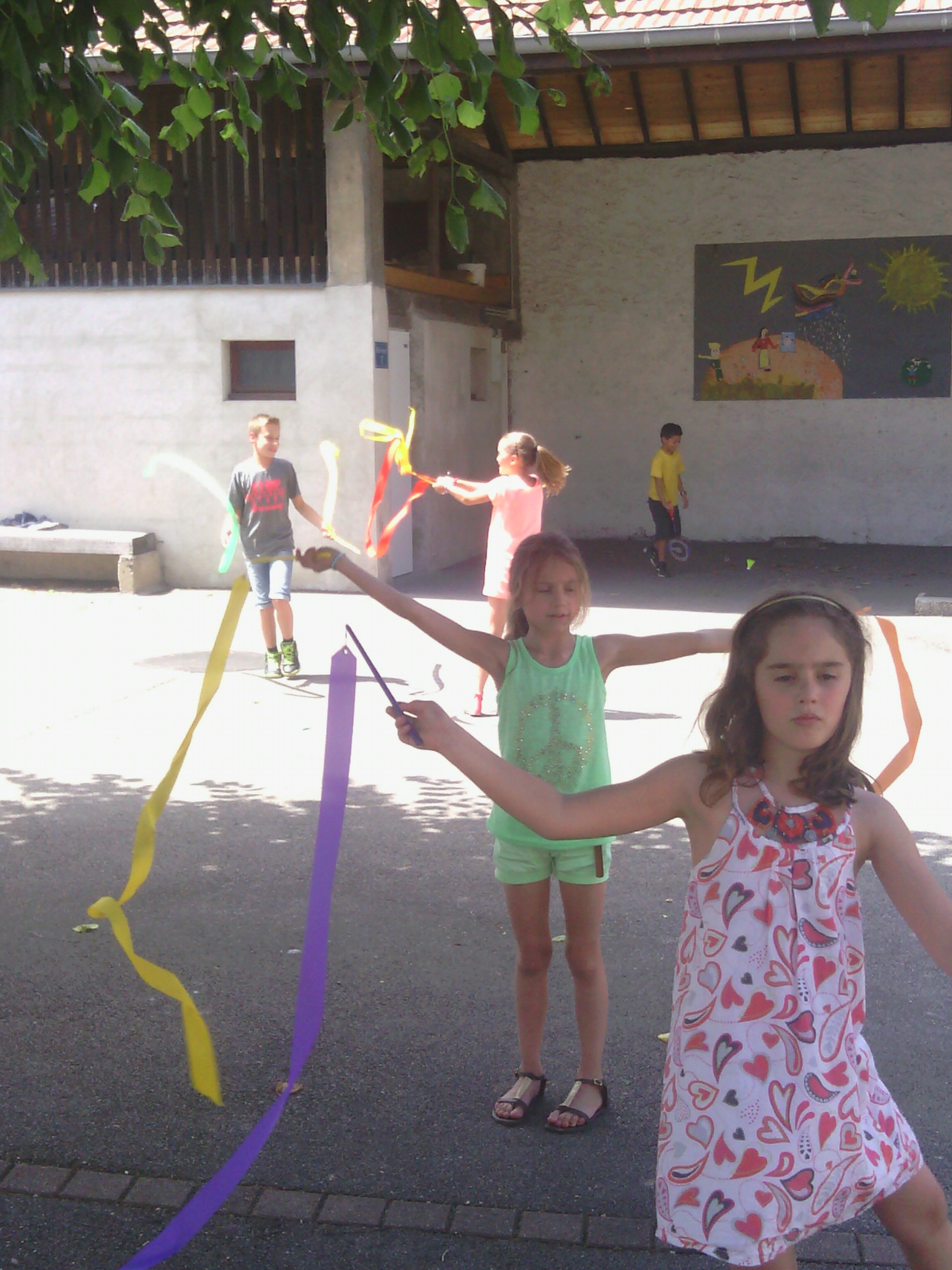 Garçons et filles, heureux de leurs nouveaux jeux