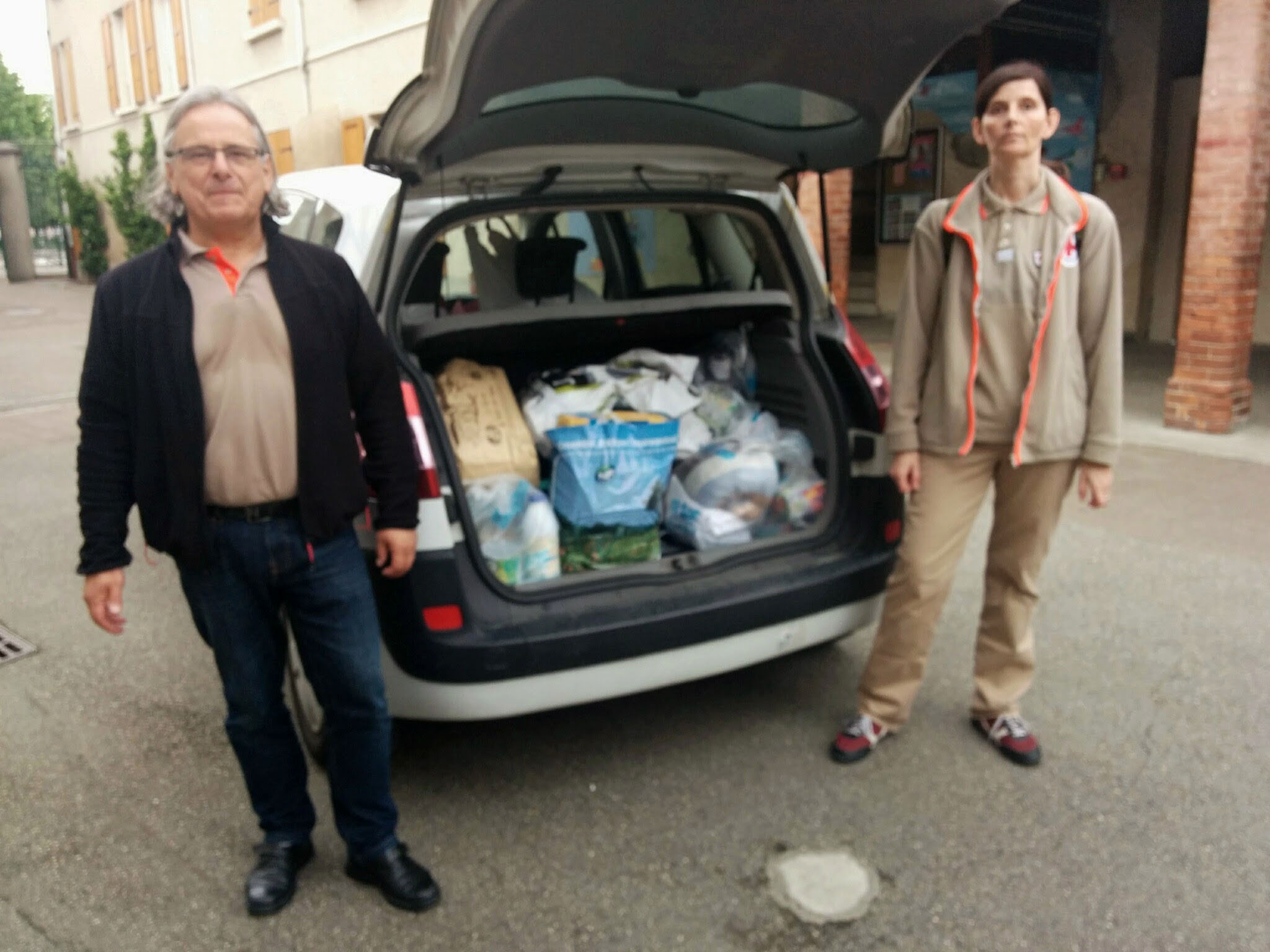 La voiture de la Croix Rouge pleine des dons des enfants