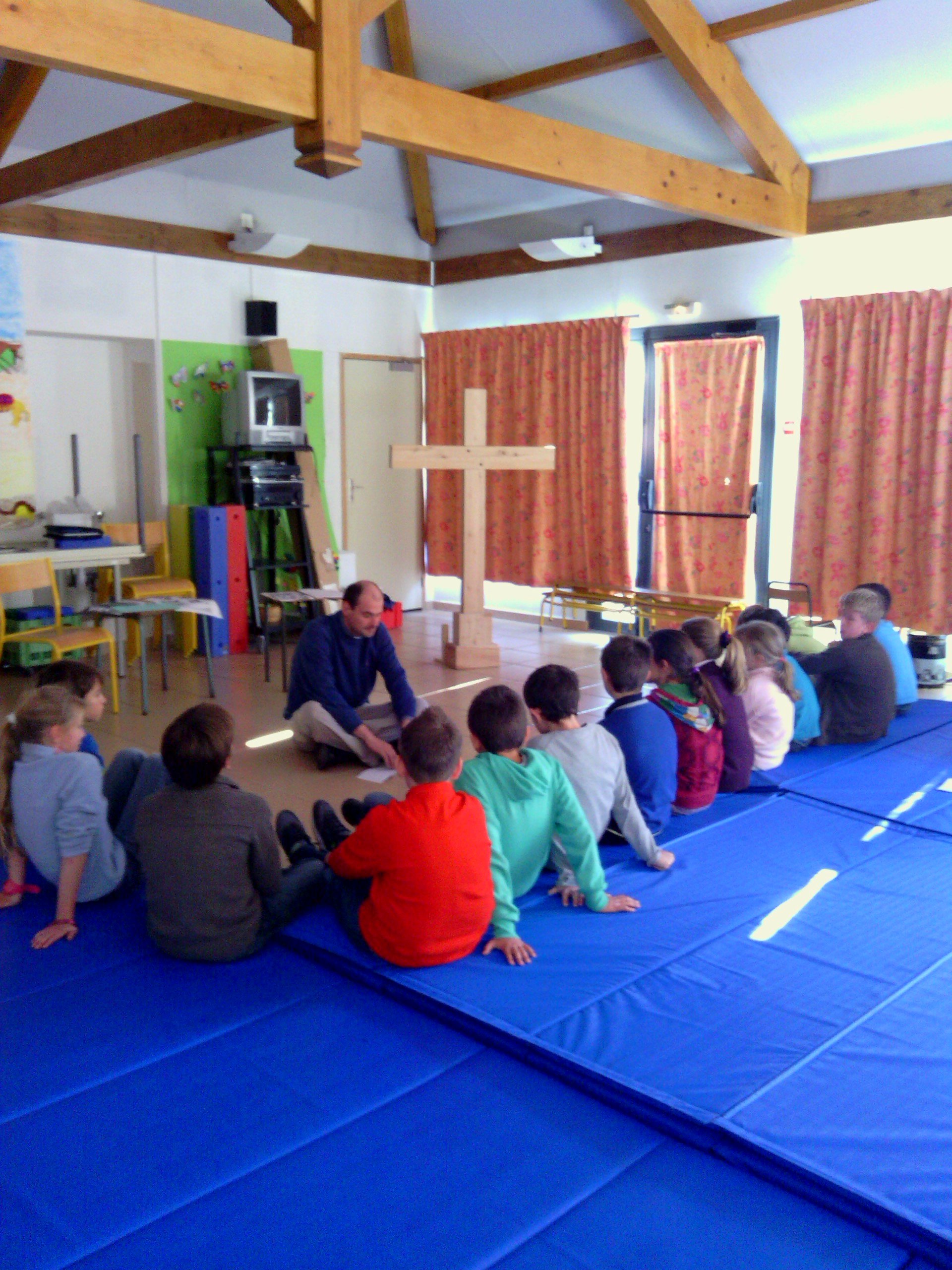 Les enfants du cycle 3 en reflexion avec Benjamin